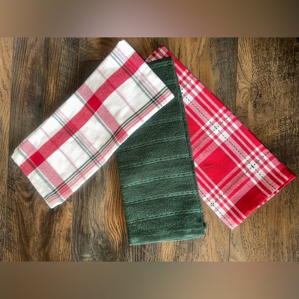 3 Kitchen Towels Traditional Christmas Pattern in Red, Green, White - New. - Picture 1 of 4